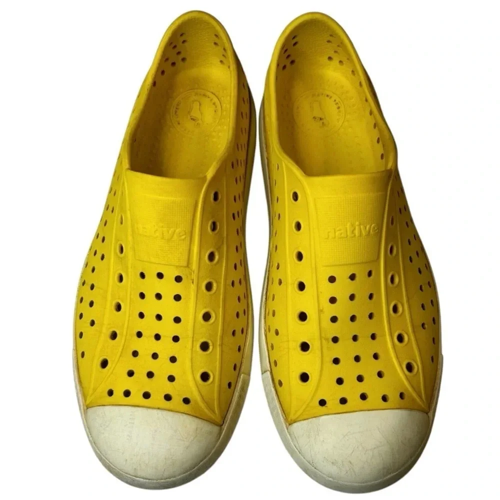 Native‎ Jefferson Yellow shoes. Size J4